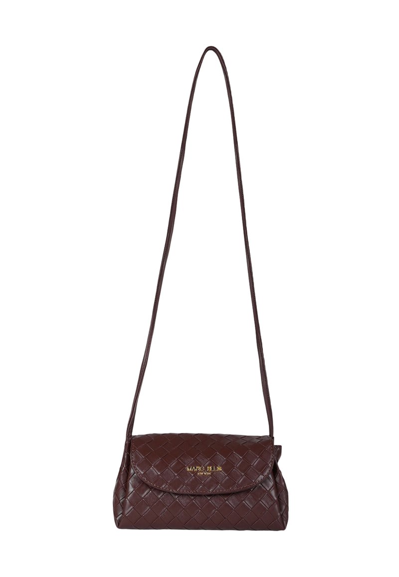 Borsa a tracolla color bordeaux intrecciata con tracolla regolabile, chiusura a patta e dettaglio logo dorato. Superficie in pelle testurizzata con forma compatta.