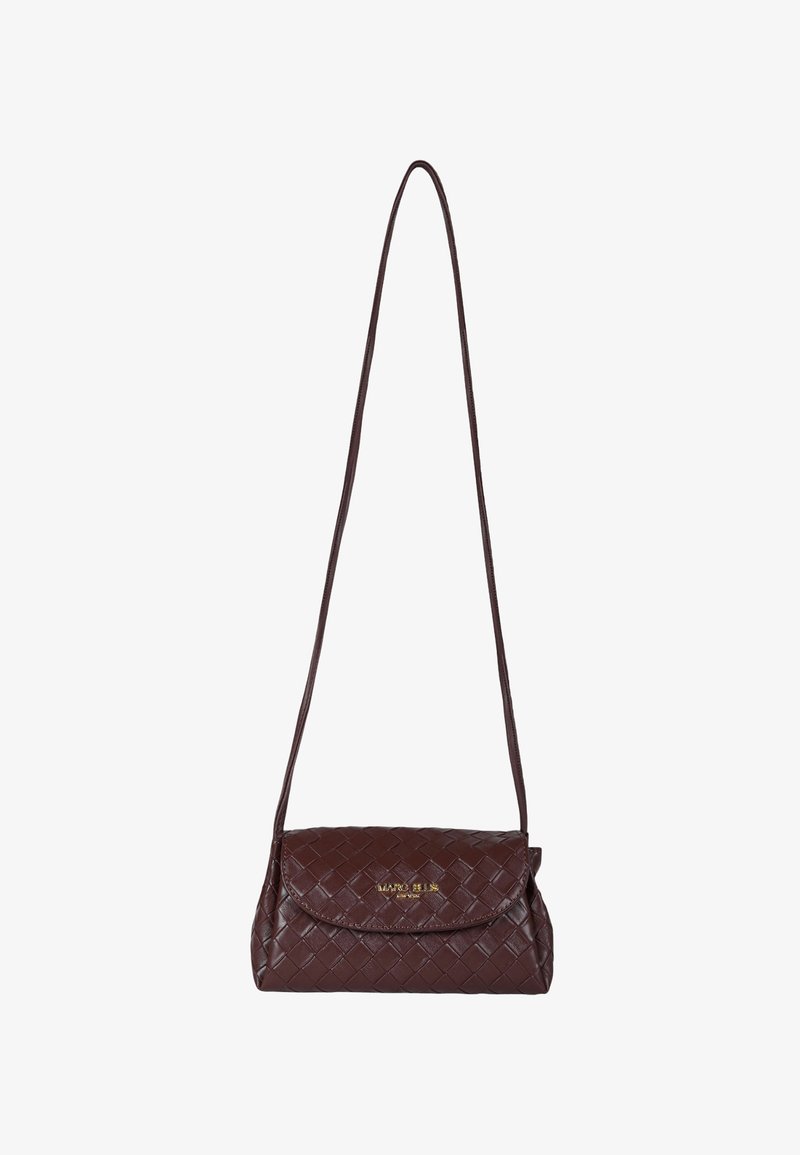 Borsa a tracolla color bordeaux intrecciata con tracolla regolabile, chiusura a patta e dettaglio logo dorato. Superficie in pelle testurizzata con forma compatta.