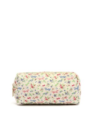 Obdĺžnikové prešívané puzdro so zipsom, krémové pozadie, zdobené malými ružovými, červenými, modrými kvetmi a zelenými listami v tvare diamantu.