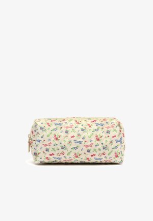 Rechthoekig gewatteerd tasje met ritssluiting, crème achtergrond, versierd met kleine roze, rode, blauwe bloemen en groene bladeren in een ruitpatroon.