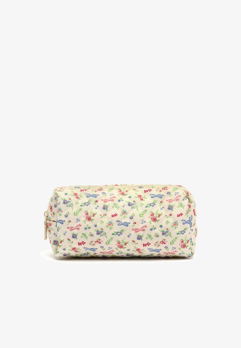 Pochette rectangulaire matelassée avec fermeture éclair, fond crème, décorée de petites fleurs roses, rouges, bleues et de feuilles vertes en motif losange.