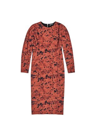Langsleeve jurk in een roodachtige oranje stof met een zwart abstract patroon, ronde halslijn en een getailleerde silhouette.