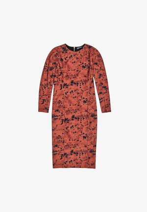 Abito a maniche lunghe in tessuto rosso-arancione con un motivo astratto nero, collo rotondo e silhouette aderente.