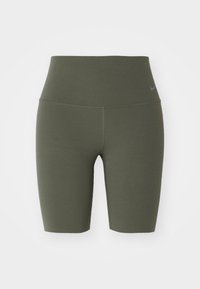 Oliwkowo-zielone sportowe szorty z wysokim paskiem, wykonane z elastycznego materiału, z płaskimi szwami i małym szarym logo Nike.