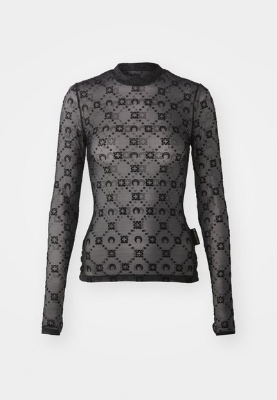 Musta pitkähihainen paita, joka on valmistettu läpinäkyvästä kankaasta, jossa on pyöreä kuosi. Paidassa on korkeakauluksinen muotoilu ja se on tiukasti istuva. Pintakuviointi koostuu pienistä kohotetuista pisteistä.