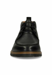 Zwarte leren schoenen met een ronde neus, vetersluiting en een tan rubberen zool. Het oppervlak heeft een gladde textuur en subtiele stiksels.