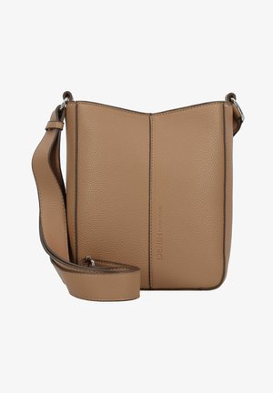 Bolso cruzado de cuero color marrón claro con un acabado texturizado. Presenta una forma estructurada, una correa ajustable y un logotipo discreto en la parte frontal.