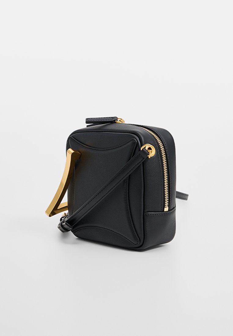 Schwarze Handtasche aus Leder in rechteckiger Form, mit einem goldenen Reißverschluss, einem schmalen Schulterriemen und einem dezenten Texturmuster.