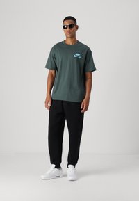 Nike SB TEE SPIDER - Apdruk�āts T-krekls - vintage green