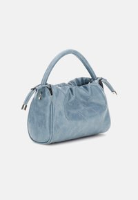 Blå läderhandväska med en samlad design, böjd handtag och silverfärgade detaljer. Har vertikala sömdetaljer.