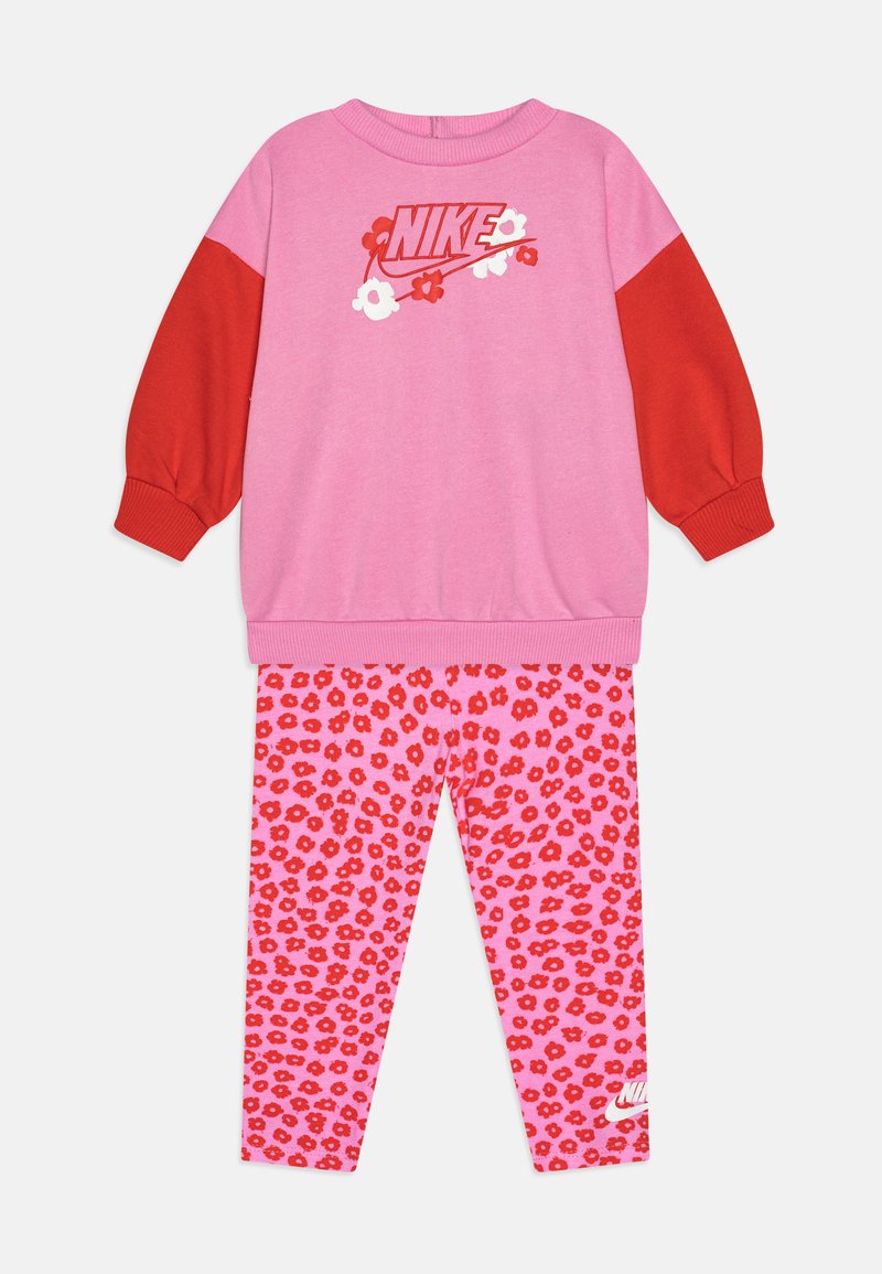 Completo Nike per bambini in rosa e rosso, composto da una maglietta a maniche lunghe con logo floreale e leggings abbinati con motivo floreale.