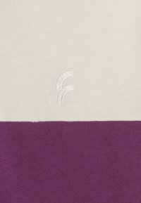 Freddy A MANICHE CORTE CON DESIGN COLOUR BLOCK - Camiseta estampada - viola