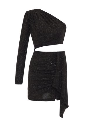 Zwarte, glinsterende one-shoulder jurk met een geplooide textuur, een uitgesneden middenstuk en een gedrapeerd rokgedeelte, met korte en lange mouwen.