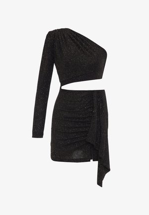 Zwarte, glinsterende one-shoulder jurk met een geplooide textuur, een uitgesneden middenstuk en een gedrapeerd rokgedeelte, met korte en lange mouwen.