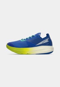 Zapatilla de running con una parte superior azul, cordones azul claro, una entresuela verde amarillento y una suela de goma texturizada con orificios de ventilación.