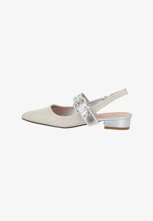 Spitze Slingback-Schuhe aus leichtbeigem Stoff mit einem strukturierten Rautenmuster. Verfügt über eine metallisch-silberne Schnalle und einen niedrigen Absatz.