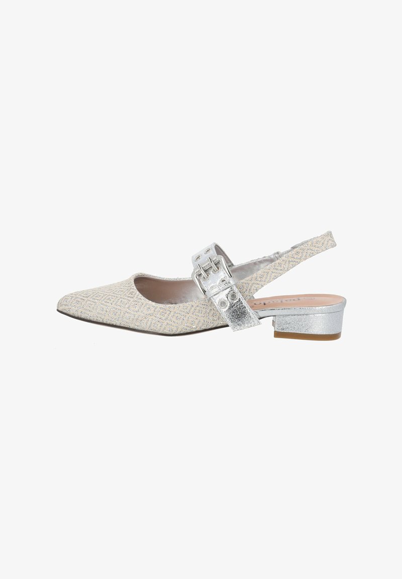 Scarpe slingback a punta realizzate in tessuto beige chiaro con un motivo a rombi testurizzato. Presentano una fibbia argentata metallica e un tacco basso.