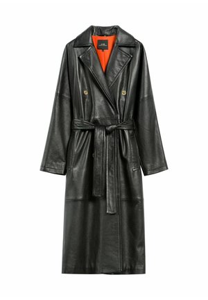 Czarny skórzany długi płaszcz z kołnierzem w typie lapel, podwójnymi guzikami, paskiem w talii i pomarańczową podszewką. Posiada gładką teksturę.