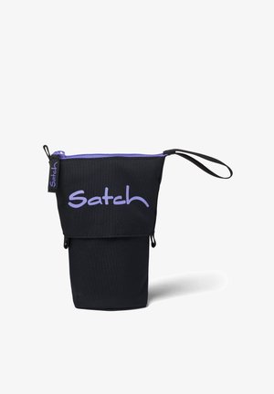 Schwarze Stofftasche mit lila Reißverschluss und lila "Satch"-Logo, versehen mit einem Handgelenksriemen und einem Fach unter dem Hauptreißverschluss.