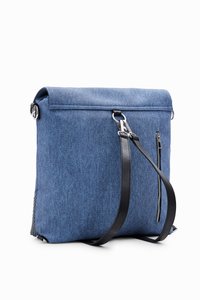Zaino in denim con una trama blu, chiusura superiore, due cerniere nere e una tracolla nera. Presenta dettagli in metallo argentato sui lati.