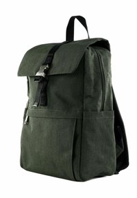 Sac à dos en tissu vert avec un rabat de fermeture, des bretelles réglables et une poche avant. Présente des accents noirs et une surface texturée.