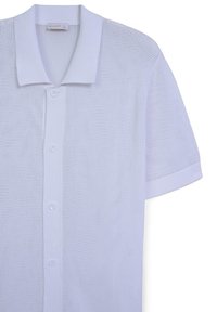 Weißes kurzärmliges Strick-Polohemd mit strukturiertem Muster, Knopfleiste und klassischem Kragen.