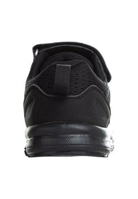 Schwarze Sneaker mit einem Obermaterial aus Mesh und einem gepolsterten Knöchelbereich, einer strukturierten Sohle und einer Zuglasche an der Ferse für ein einfaches Anziehen.