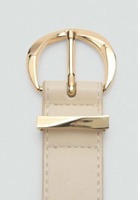 Cintura in pelle beige con fibbia in metallo dorato, caratterizzata da un design curvo e una texture liscia e lucida. Accessorio a barra orizzontale.