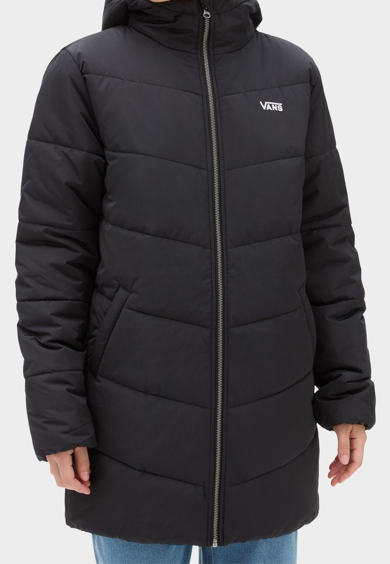 Czarna kurtka puchowa z kapturem, posiadająca poziome pikowane sekcje, przedni zamek błyskawiczny i boczne kieszenie. Logo "VANS" na piersi.