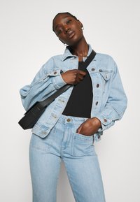 Wrangler FLARE - Calças de ganga à boca de sino - clear blue
