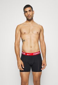 Nike Underwear ESSENTIAL 3 PACK - Cuecas boxer - black/red/uni gold-coloured