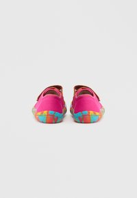 Heleroosad kingad tekstureeritud kangast pealsega ja värvilise, mustrilise kummist tallaga, millel on sinised, oranžid ja rohelised aktsendid.