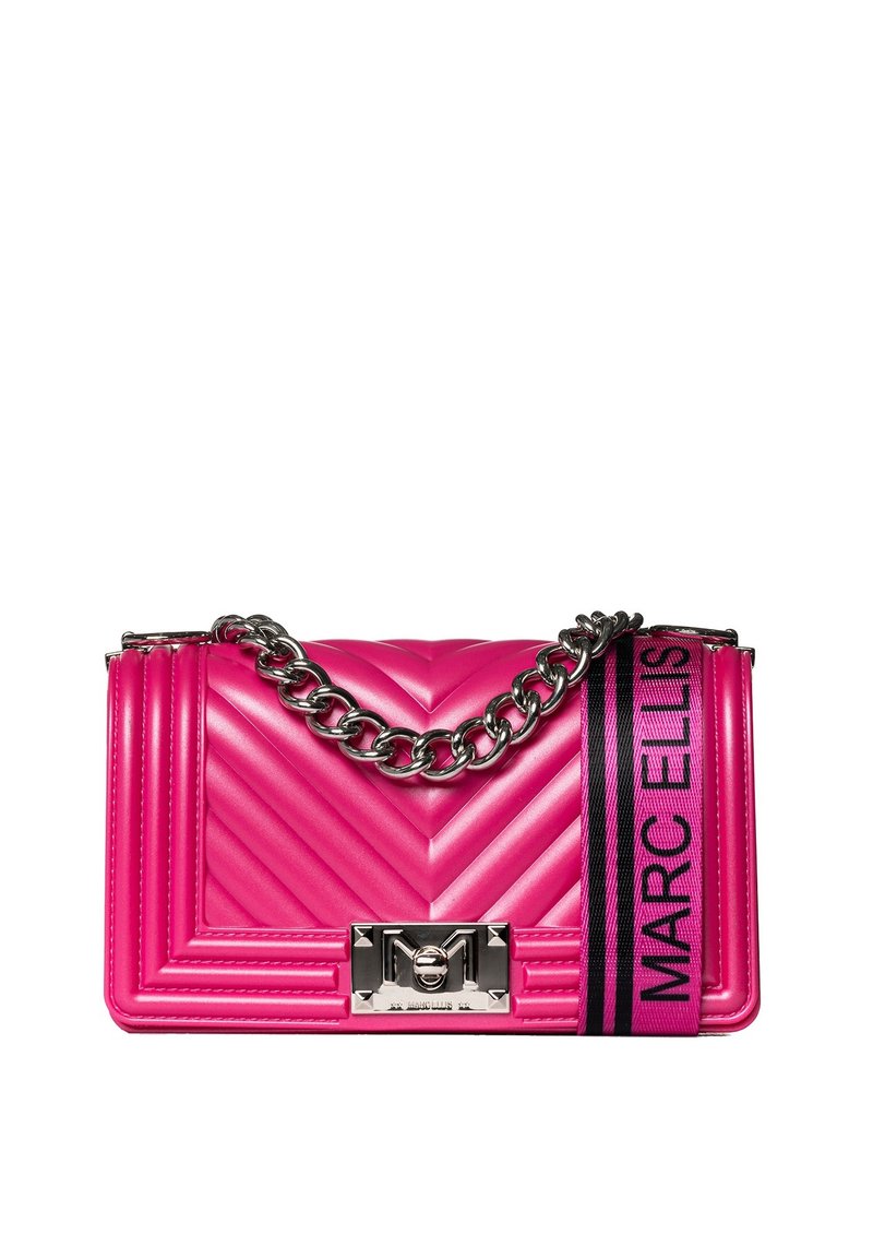 Rosa gesteppte Handtasche mit Chevron-Muster, silberner Kettenriemen und einem schwarzen und rosa Logo-Bandakzent. Verfügt über einen metallischen Verschluss.