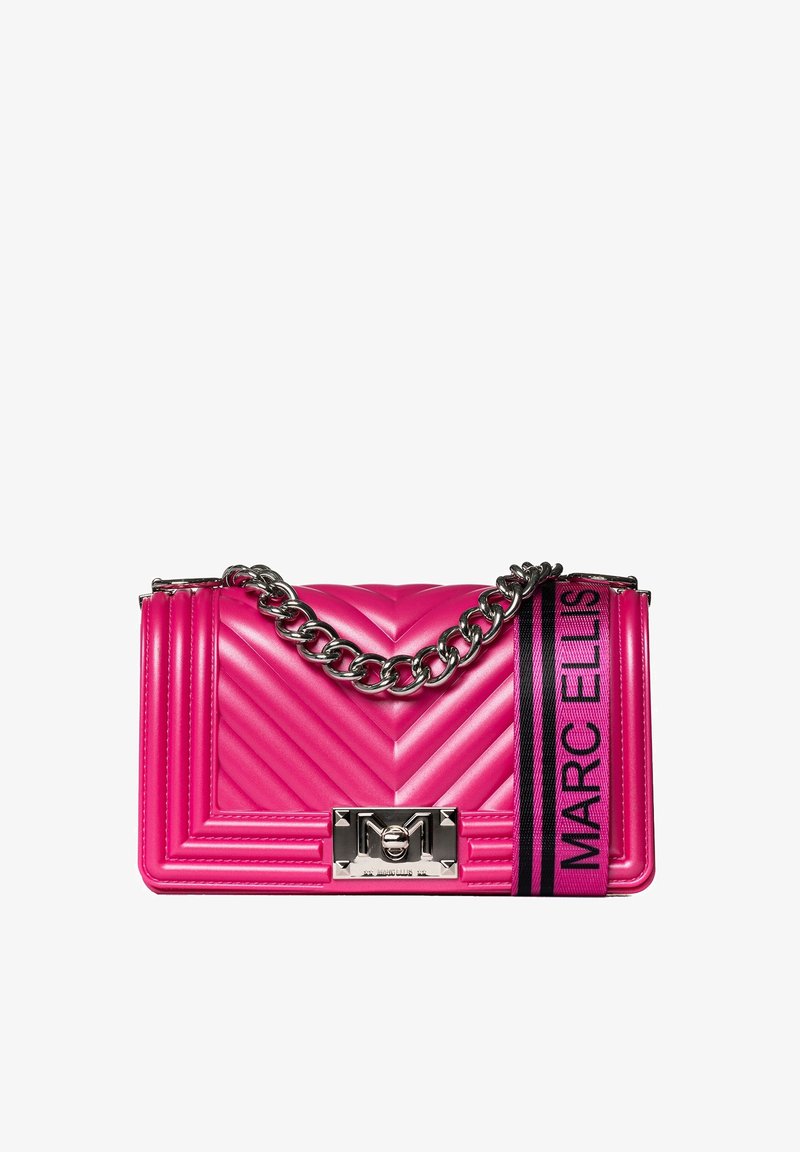 Rosa gesteppte Handtasche mit Chevron-Muster, silberner Kettenriemen und einem schwarzen und rosa Logo-Bandakzent. Verfügt über einen metallischen Verschluss.