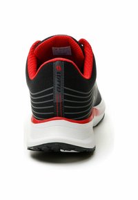 Chaussure de sport noire avec des accents rouges. Présente un dessus en maille texturée, un capuchon de talon supportant et une semelle intermédiaire blanche durable avec un motif de grip.