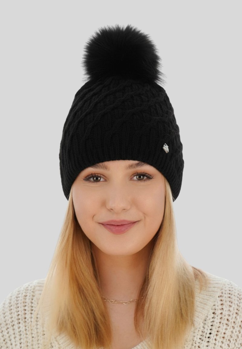 Berretto lavorato a maglia nero con un motivo a treccia texture e decorato con un morbido pom-pom nero, accentuato da un piccolo emblema argenteo.