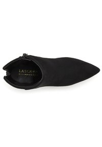 Stivale alla caviglia in suede nero con punta appuntita e cerniera laterale. L'interno presenta una scritta dorata. Texture liscia e design slanciato.