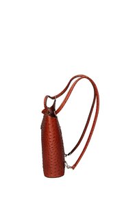 Borsa a tracolla rossa in pelle con superficie testurizzata, forma cilindrica e tracolla regolabile. Presenta una chiusura sicura e hardware minimale.