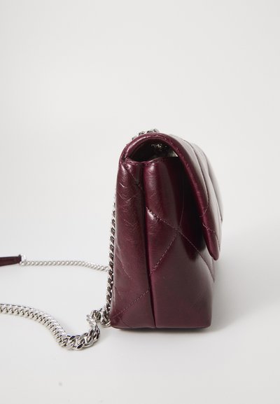 Sac à main en cuir bordeaux avec un motif matelassé, anse en chaîne argentée et fermoir à rabat. Forme rectangulaire compacte avec une finition texturée.