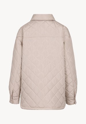Beżowa pikowana kurtka z przeszyciami w kształcie diamentów, z długimi rękawami, zapinanymi na guziki mankietami oraz płaskim kołnierzem, pokazana od tyłu.