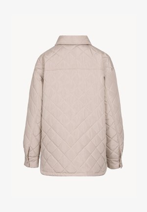 Beżowa pikowana kurtka z przeszyciami w kształcie diamentów, z długimi rękawami, zapinanymi na guziki mankietami oraz płaskim kołnierzem, pokazana od tyłu.