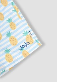 Blaues Gewebe mit gelbem Ananas-Muster und hellen Streifen; präsentiert ein gesticktes "JoJo"-Logo in blauer Farbe am Saum.