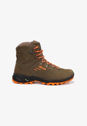 Bota de senderismo de cuero marrón con acentos naranjas. Presenta un tobillo alto, cordones vibrantes y una suela de goma diseñada para mayor tracción.