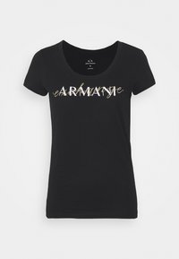 Zwarte katoenen t-shirt met een ronde halslijn, korte mouwen en de tekst "ARMANI" in witte en gouden folieprint op de voorkant.