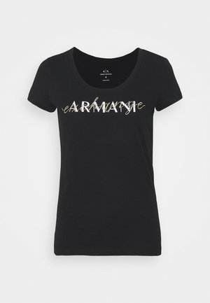 Sort bomulds t-shirt med rund halsudskæring, korte ærmer og teksten "ARMANI" i hvid og guld folieprint på forsiden.