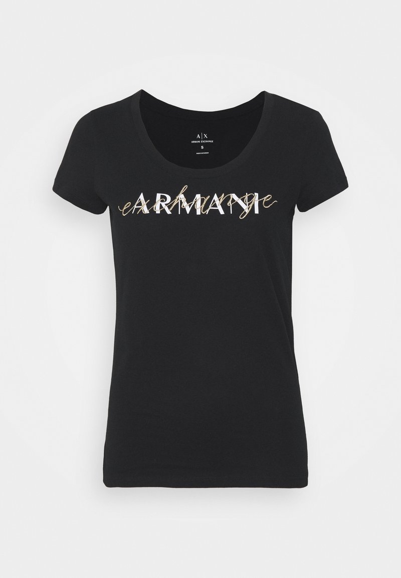 Zwarte katoenen t-shirt met een ronde halslijn, korte mouwen en de tekst "ARMANI" in witte en gouden folieprint op de voorkant.