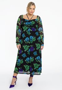 Zwart bloemen maxi jurk met lange doorschijnende mouwen, versierd met blauwe en groene rozen. De jurk heeft een aansluitend lijfje, een losse rok en een diepe halslijn.