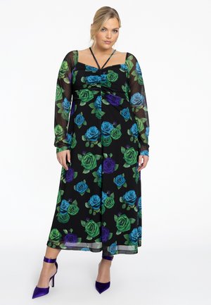 Zwart bloemen maxi jurk met lange doorschijnende mouwen, versierd met blauwe en groene rozen. De jurk heeft een aansluitend lijfje, een losse rok en een diepe halslijn.