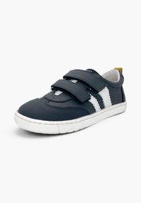 Baskets bleu marine avec deux brides velcro, semelle blanche et deux bandes blanches sur le côté, présentées en angle sur fond blanc uni.