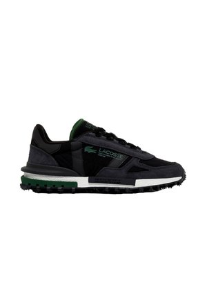 Scarpa da ginnastica Lacoste nera e verde scuro con pannelli in camoscio e mesh, suola intermedia bianca, suola esterna nera testurizzata e logo marchiato sul lato.